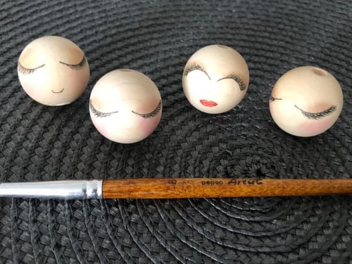 Koral ręcznie malowany 20-25mm zamknięte Oczy + usta